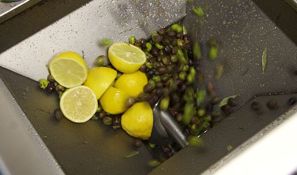 Oliven und zitronen zusammen gepresst